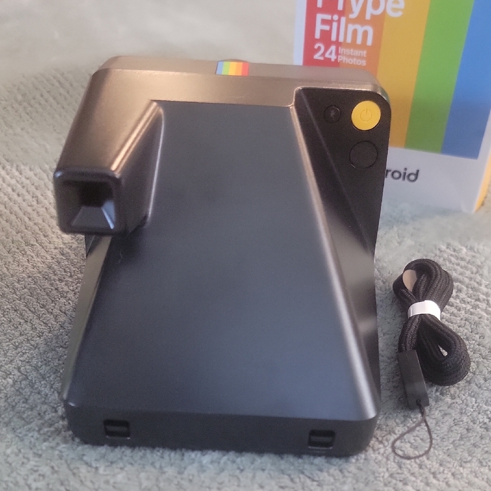 Polaroid Instant Camera - Black with Rainbow Accent - Picture 4 of 9